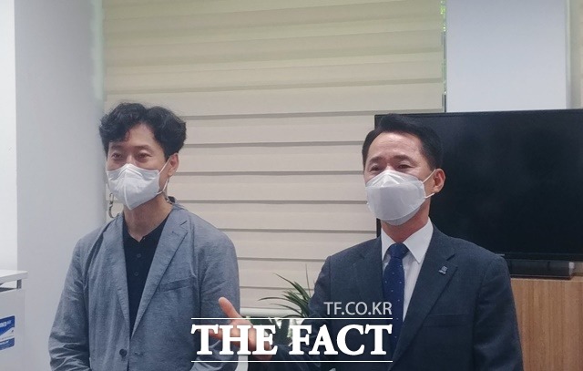 27일 대전시의회에서 더불어민주당 대전시당위원장 평당원 후보로 나온 권중순 전 대전시의장(오른쪽)과 허광윤 원신흥동 주민자치회장이 기자회견을 열고 있다. / 대전=라안일 기자