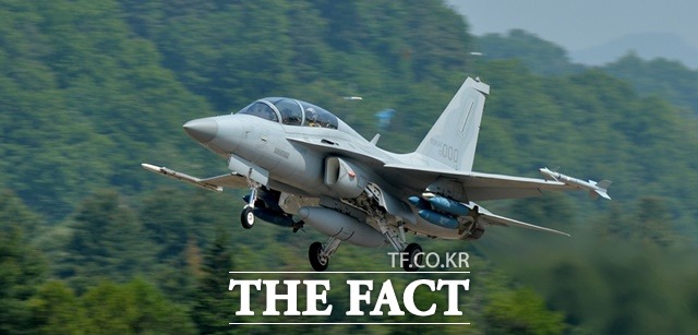 한국항공우주산업(KAI)이 생산한 FA-50 경공격기가 완전무장한 채 힘차게 이륙하고 있다. /KAI