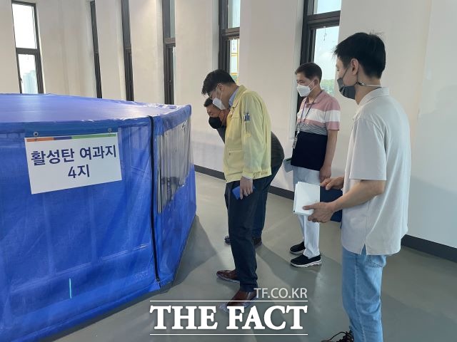 김대순 안산시부시장이 안산정수장에서 현장 안전 점검을 진행하고 있다./안산시 제공