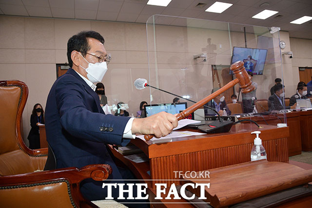 회의 개의하는 김도읍 법제사법위원장.