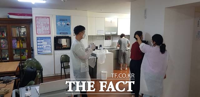 종로구는 고시원, 쪽방촌, 요양시설을 직접 찾아 무료 결핵검진을 실시하고 있다. /종로구 제공