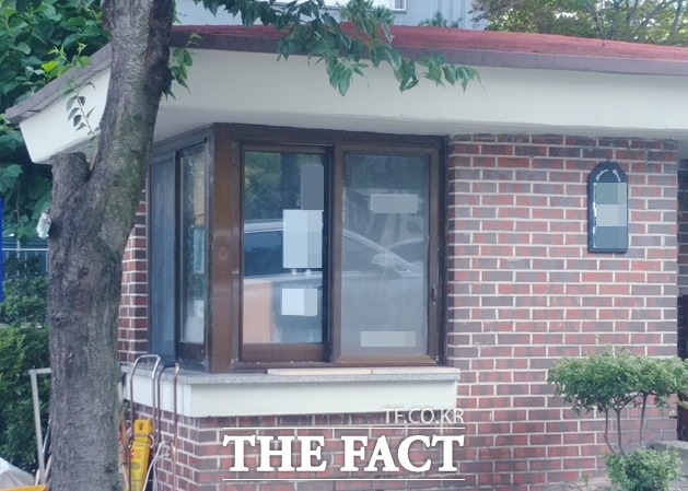 대전의 한 아파트 경비실. 경비실 내부에 에어컨은 없었고 선풍기만 있었다. / 대전=라안일 기자