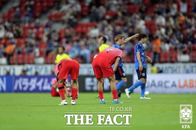 벤투 감독이 이끄는 한국축구대표팀이 27일 일본 아이치현 도요타스타디움에서 열린 동아시안컵 일본전에서 0-3으로 참패한 뒤 아쉬움을 보이고 있다./아이치=KFA 제공
