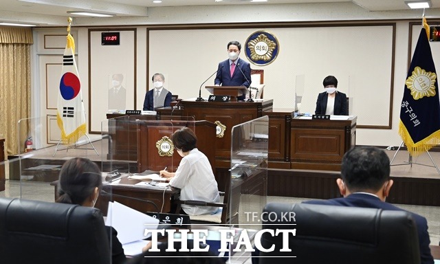 28일 대전 중구의회 본회의장에서 열린 제243회 임시회 제2차 본회의에서 윤양수 의장이 발언하고 있다. / 중구의회 제공