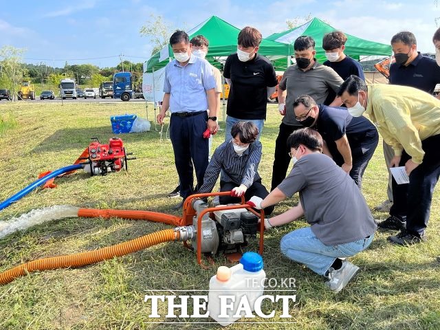 순천시 배수 현장기동팀이 응급상황 발생에 대비한 신속 대응 훈련을 실시하고 있다. /순천시 제공