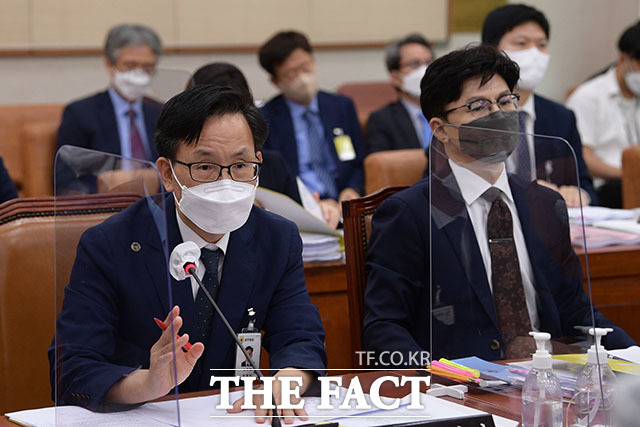 김창범 법제처 차장(왼쪽)이 질의 답변을 하고 있다.