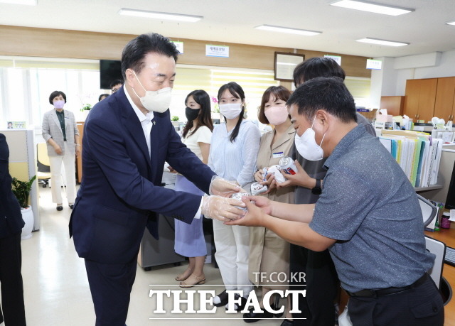 구복규 화순군수가 민선 8기 군민과 직원이 함께 웃는 화순군을 위해 노력해 준 성과‧격무 부서를 방문, 격려했다. 사진은 구복규(왼쪽) 화순군수가 문화예술과를 방문, 직원들에게 직접 간식을 나눠주는 모습./화순군 제공