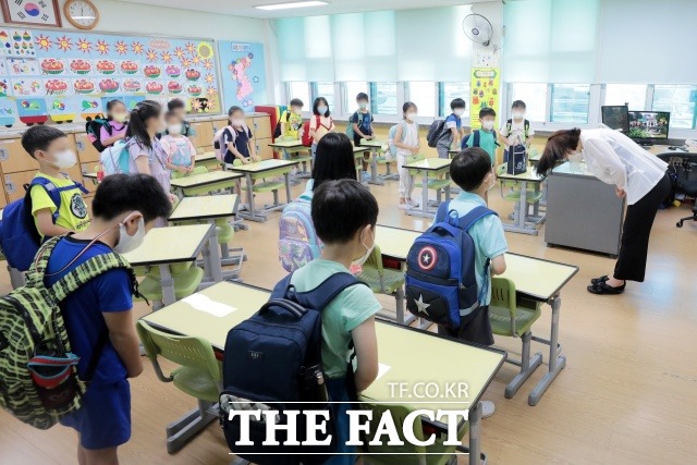 2023학년도 서울시 공립 초등교사 모집 규모가 올해에 비해 절반 넘게 줄어들 전망이다. 사진은 서울 중구 한 초등학교에서 학생들이 선생님과 인사를 나누고 있다./뉴시스