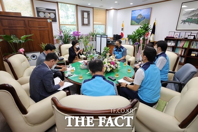 경기 의정부시의회가 28일 의장실에서 시 공무원노동조합 임원진들과 간담회를 갖고 있는 모습. /의정부시의회 제공