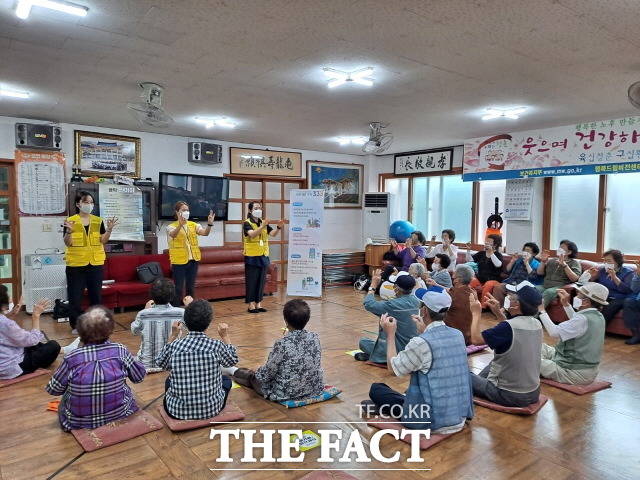 제주특별자치도 서귀포시 서부보건소가 지난 6월부터 지역내 경로당 22개소를 대상으로 한 통합건강관리 및 폭염예방관리 프로그램이 큰 호응을 얻고 있다./서귀포시 제공