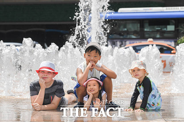 29일 오후 전국 곳곳에 폭염경보가 발령중인 가운데 서울 중구 서울광장 앞 바닥분수에서 어린이들이 더위를 식히며 물놀이를 즐기고 있다. /박헌우 인턴기자