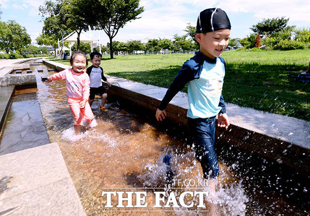 서울 낮 최고기온이 34도를 기록하며 무더위가 계속되고 있는 가운데 30일 오전 서울 영등포구 여의도 한강공원에서 어린이들이 물놀이를 하고 있다. /이선화 기자