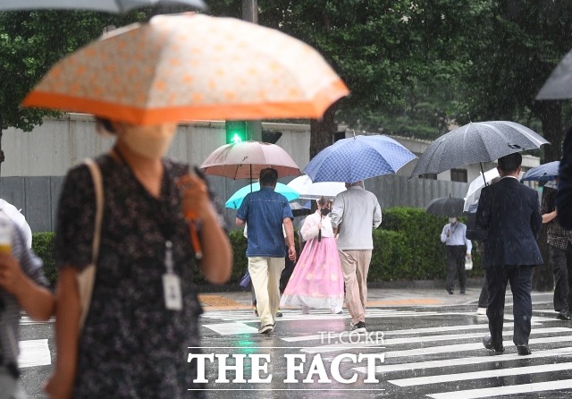 1일 기상청에 따르면 남쪽에서 북상 중인 고온 다습한 공기로 인해 많은 비를 뿌리겠다. /더팩트 DB