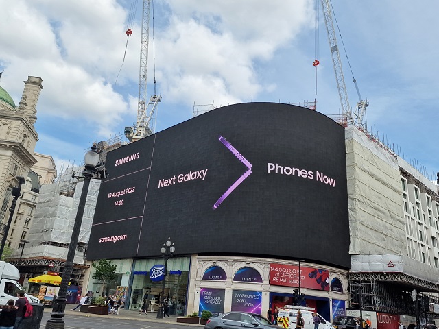 삼성전자가 다음 달로 예정된 갤럭시 언팩 2022를 앞두고 전 세계 주요 랜드마크에서 옥외 광고를 진행한다고 31일 밝혔다. 영국 런던 피카딜리 광장의 디지털 옥외 광고 사진. /삼성전자 제공