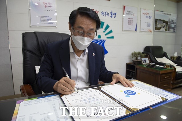 이용록 홍성군수가 청렴오계명에 서명하고 있다. /홍성군 제공