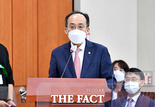추경호 부총리 겸 기획재정부 장관이 1일 서울 여의도 국회에서 열린 기획재정위원회 전체회의에서 업무보고를 하고 있다. /이선화 기자