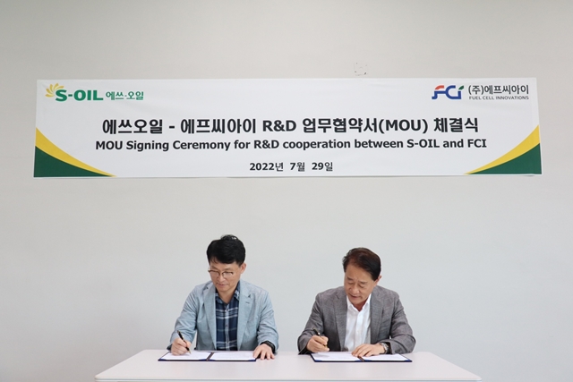 에쓰오일 이정익(왼쪽) 전무와 FCI 이태원 대표가 지난달 29일 대전 유성구 FCI 본사에서 R&D 업무협약서에 서명하고 있다. /에쓰오일 제공