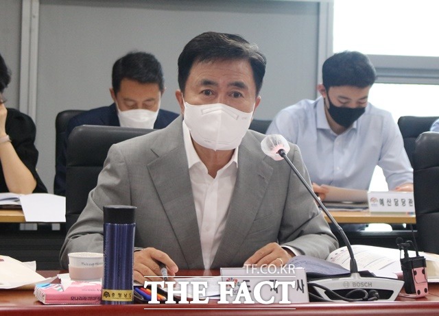 김태흠 지사가 실국원장 회의에서 모두 발언을 하고 있다) / 내포 = 최현구 기자