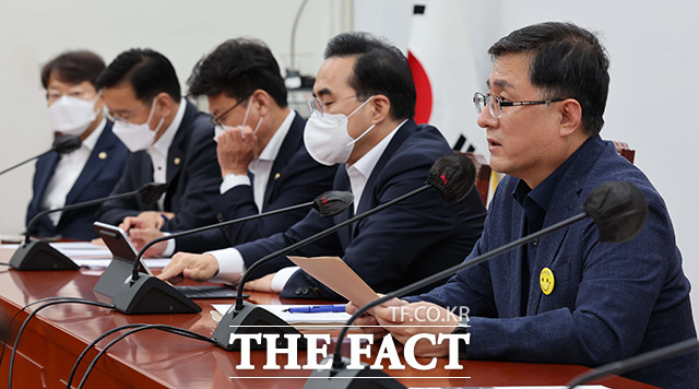 김성환 더불어민주당 정책위의장(오른쪽)이 2일 서울 여의도 국회에서 열린 원내대책회의에서 발언하고 있다.