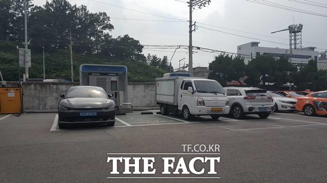 서울 시내 곳곳 LGP충전소와 택시차고지에 전기차 충전기가 설치된다. 양천구 포창운수 내 전기차 충전기 모습. /서울시 제공