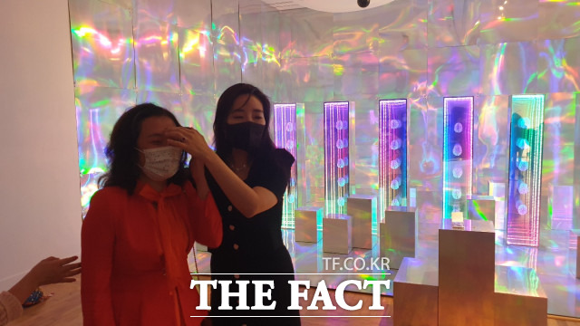 조은우 작가 AI, 뇌파 그리고 완벽한 도시 넘버2 왼쪽부터 선승혜 미술관장과 조은우 작가 / 대전=최영규 기자