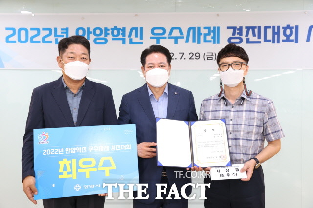 ‘2022년 안양혁신 우수사례 경진대회’에서 우수사례 6건이 선정, 그 중 전국 최초로 국가 무료 재난안전통신망을 활용한 ‘긴급 차량 우선신호 서비스’가 최우수상을 받고 수상자들이 최대호 안양시장(가운데)과 기념촬영을 하고 있다. /안양시 제공