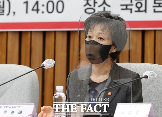 대학이 교원 확보율만 100% 충족하면 반도체 등 첨단분야의 석·박사 정원을 증원할 수 있게 됐다. 사진은 박순애 사회부총리 겸 교육부장관./뉴시스