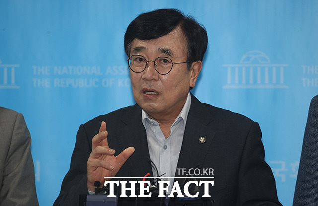 서병수 국민의힘 전국위원회 의장이 3일 서울 여의도 국회 소통관에서 전국위원회, 비상대책위원회 구성 등과 관련해 취재진의 질문에 답변하고 있다. /이선화 기자