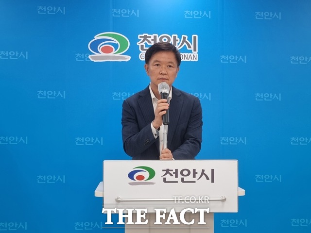 이정만 국민의힘 충남도당위원장이 지난달 28일 천안시청 브리핑실을 방문한 자리에서 윤석열 정부의 성공을 돕겠다고 취임의 변을 밝혔다. / 천안=김경동 기자