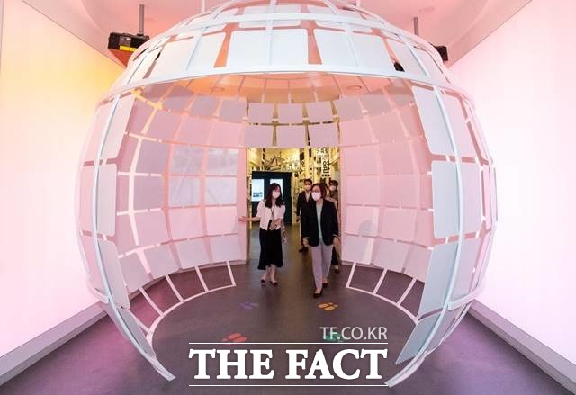 용산구가 가족 대상 체험 프로그램을 운영한다. 사진은 지난 2일 박희영 용산구청장이 용산역사박물관 전시현황을 살피고 있다. /용산구 제공