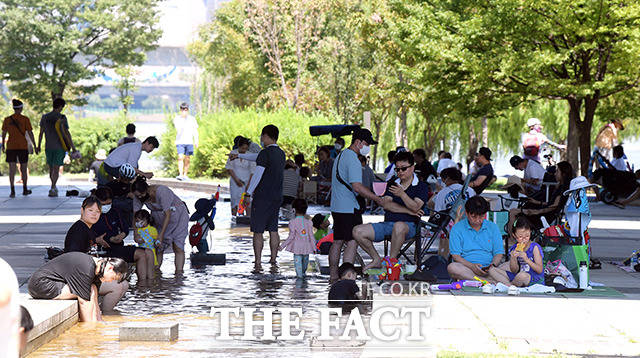 지난달 30일 오전 서울 영등포구 여의도 한강공원에서 시민들이 더위를 피해 물놀이를 하고 있다./이선화 기자