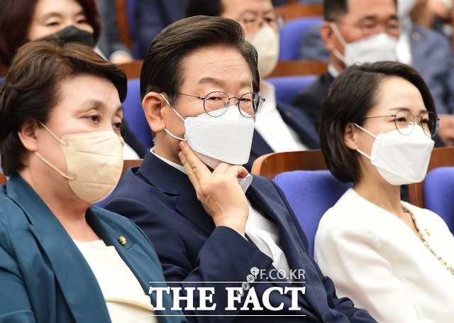 이재명 더불어민주당 의원이 최근 의원 욕하는 플랫폼을 제안한 발언에 대해 (당원과 국민들이) 자유롭게 의사 표출하고 이견에 대해 충분한 논쟁이 가능하려면 플랫폼이 필요하다는 것이었다며 (제 표현을 두고 하는) 지적들도 일리가 있으니 제 표현의 과오는 양해를 바란다며 우회적으로 사과 의사를 밝혔다. /이선화 기자