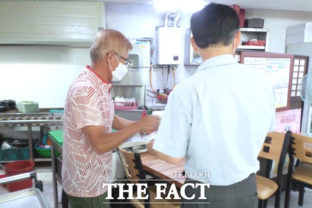 정읍시 관계자는 “지역 수산물 유통 질서 확립과 소비자가 믿고 수산물을 구입할 수 있는 분위기 조성을 위해 판매자는 정확한 수산물 원산지표시를, 소비자는 철저한 원산지 확인을 당부드린다”라고 말했다. / 정읍시 제공