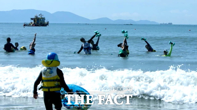 완도군이 해양 치유 효과 검증 프로그램을 운영하고 있다(해수 운동)/완도군 제공