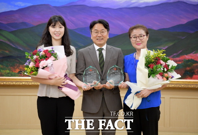 강기정 광주광역시장이 3일 오전 시청 비즈니스룸에서 열린 시정발전 유공자 시상식에 참석해 이달의 공무원에게 시상한 후 기념촬영을 하고 있다. 왼쪽부터 고아라 주무관, 강기정 시장, 윤미경 팀장./광주시 제공