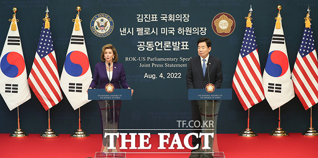 김진표 국회의장(오른쪽)과 낸시 펠로시 미국 하원의장이 4일 서울 여의도 국회에서 공동언론 발표를 하고 있다./국회=이선화 기자