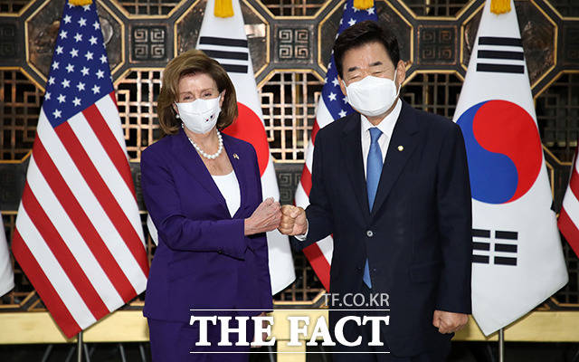 김진표 국회의장(오른쪽)과 낸시 펠로시 미국 하원의장이 4일 서울 여의도 국회에서 열린 회담에 앞서 기념촬영을 하고 있다. /국회=이선화 기자