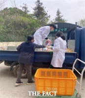  장흥군 “친환경 농산물도 잡고, 축사 악취도 잡고” 유용 미생물 농가 공급