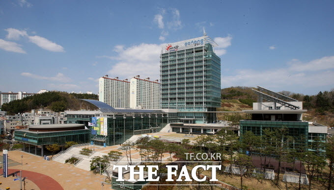 포항시가 대학생 행정 인턴을 모집하면서 모집 요강과는 달리 선발해 탈락한 학생들이 상대적 박탈감으로 허탈해 하고 있다.포항시 청사 전경/포항시 제공