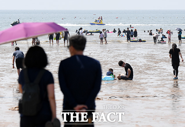 전국 대부분 지역에 폭염 특보가 발효된 5일 오후 인천 을왕리해수욕장을 찾은 피서객들이 물놀이를 즐기며 더위를 식히고 있다. /인천=남용희 기자