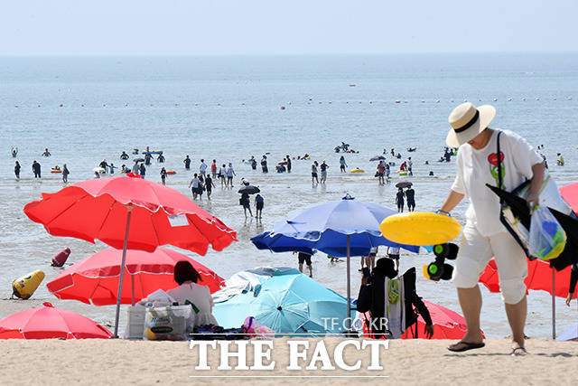 5일 오후 인천 을왕리해수욕장을 찾은 피서객들이 물놀이를 즐기며 더위를 식히고 있다./남용희 기자