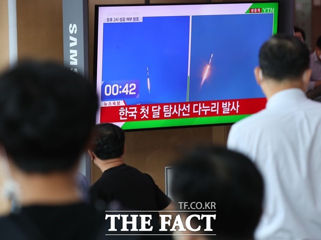 5일 오전 서울 중구 서울역 대합실에서 시민들이 한국 최초 달 탐사선 다누리호 발사 생중계를 시청하고 있다. /뉴시스