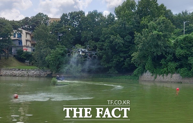 한국농어촌공사 예산지사는 지난 4일 응봉면 예당저수지에서 대형드론을 이용해 녹조 제거제 살포 작업을 실시했다. / 농어촌공사 예산지사 제공