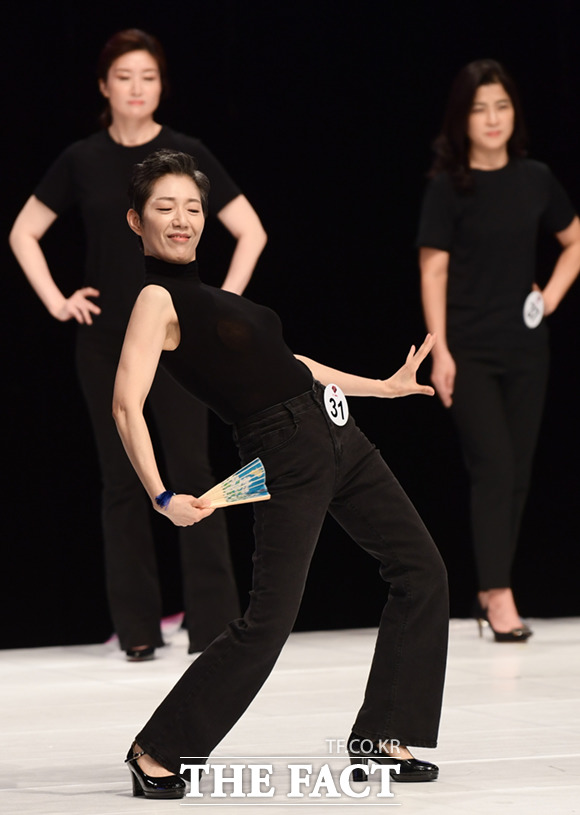 2022 슈퍼모델 선발대회 : 더 그레이스 (이하 더 그레이스) 예선 무대가 5일 오후 서울 상암동 SBS 프리즘타워에서 열린 가운데, 31번 참가자 이나경 씨가 춤을 선보이고 있다. /이새롬 기자