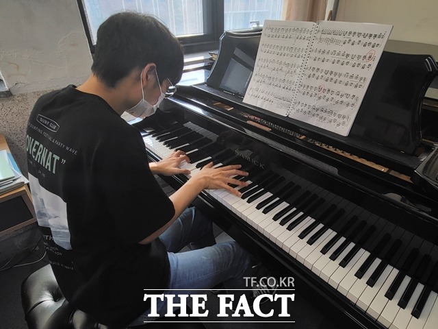 나사렛대 임종현씨가 피아노 연습을 하고 있다. / 천안 = 김아영 기자