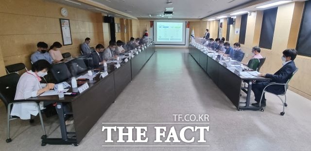 안산시는 5일 안산시청 1회의실에서 관내 기업 및 공공건물을 대상으로 ‘맞춤형 에너지 진단 및 컨설팅 용역’ 착수보고회를 개최했다고 밝혔다./안산시 제공