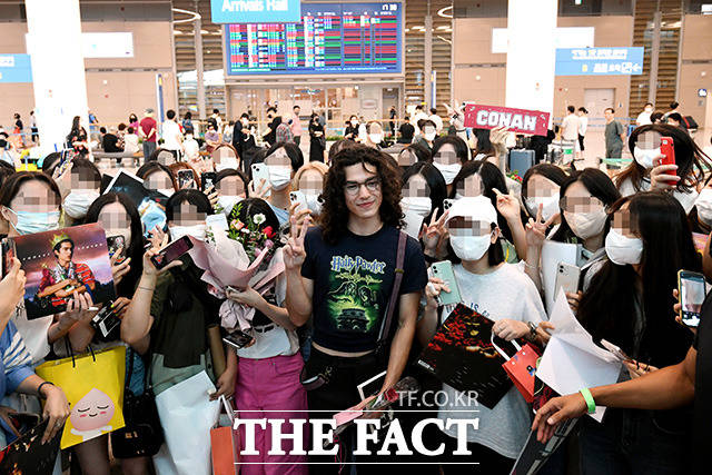 미국 유튜브 스타 출신 가수 코난 그레이(가운데)가 5일 오후 인천국제공항을 통해 입국해 팬들과 기념촬영을 하고 있다. /인천국제공항=남용희 기자
