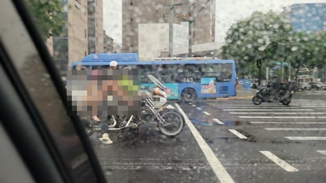서울 강남구 일대에서 상의를 탈의한 채 오토바이를 운전한 남성과 비키니를 입고 동승한 여성을 목격했다는 글이 최근 온라인상에 올라왔다. /온라인커뮤니티 캡처