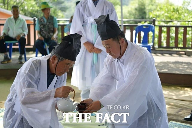 봉림리 느티나무 칠석제에서 최재구 예산군수(오른쪽)가 아헌관으로 참여하고 있다. / 예산군 제공