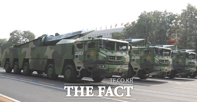 중국군의 극초음속 미사일 DF-17 차량이 이동하고 있다. /아미레커그니션닷컴